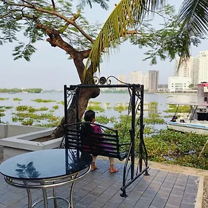 https://marina-lounge.kerala-hotels.net
